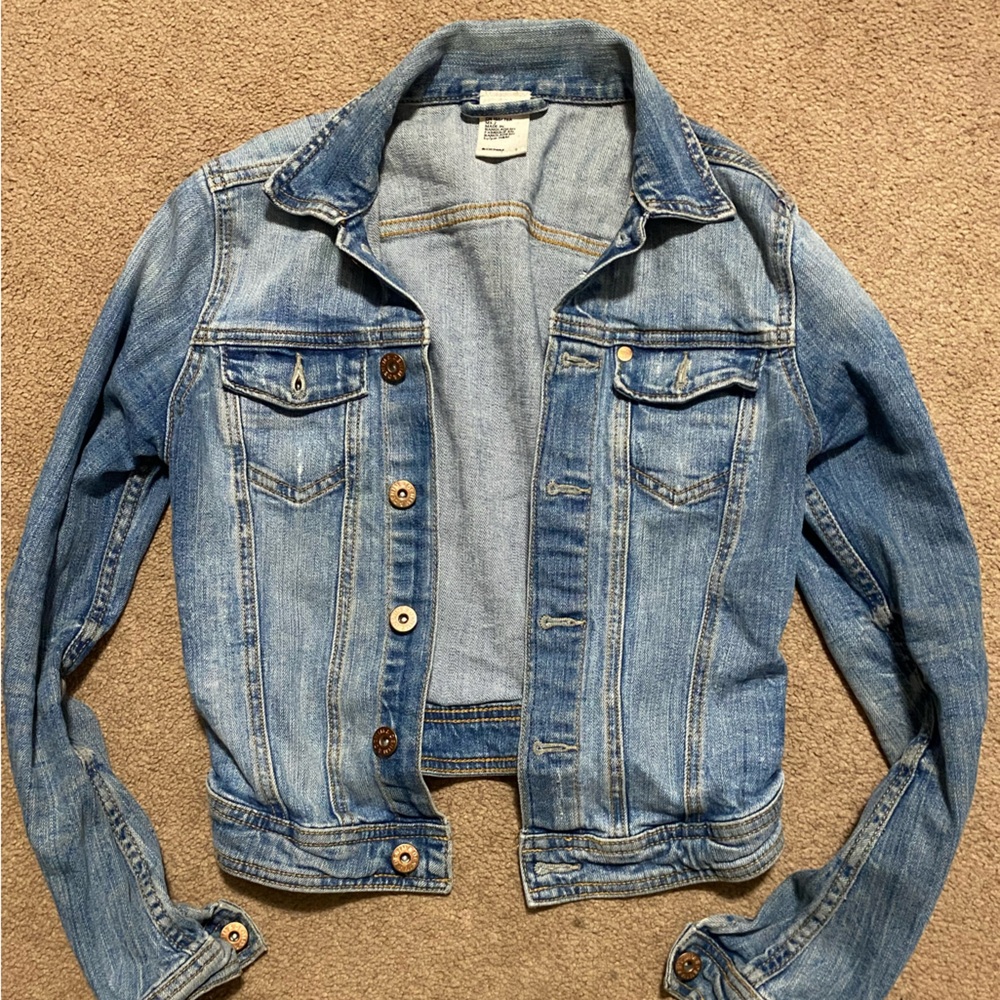 Super cute perfect SUMMER COMPANION H&M Jean Jacket. Size 2. Faded Medium Blue.